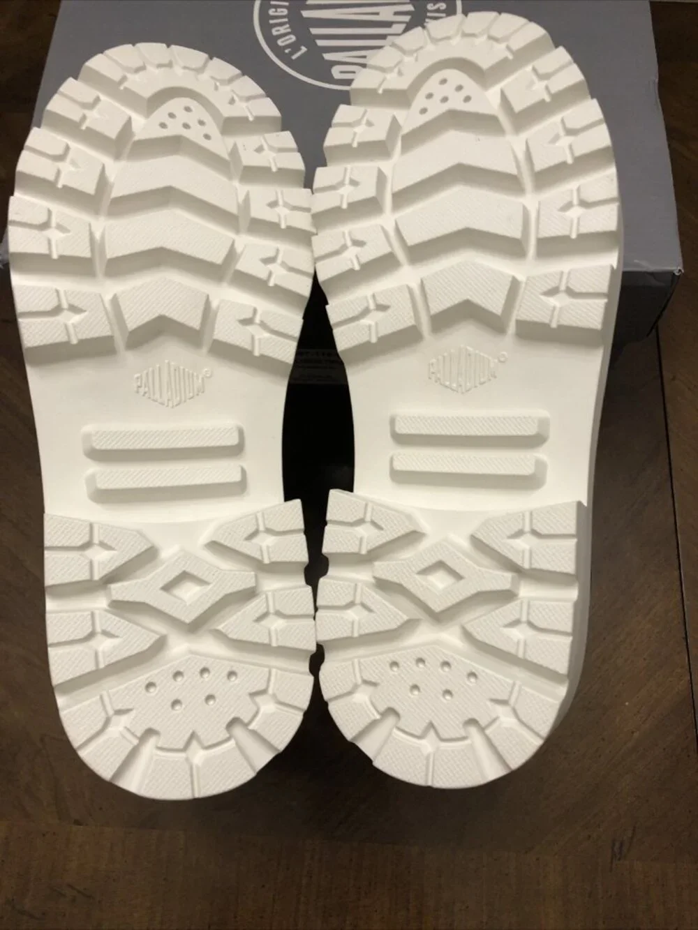 Palladium Pallabase Twill in Star White Size 6.5